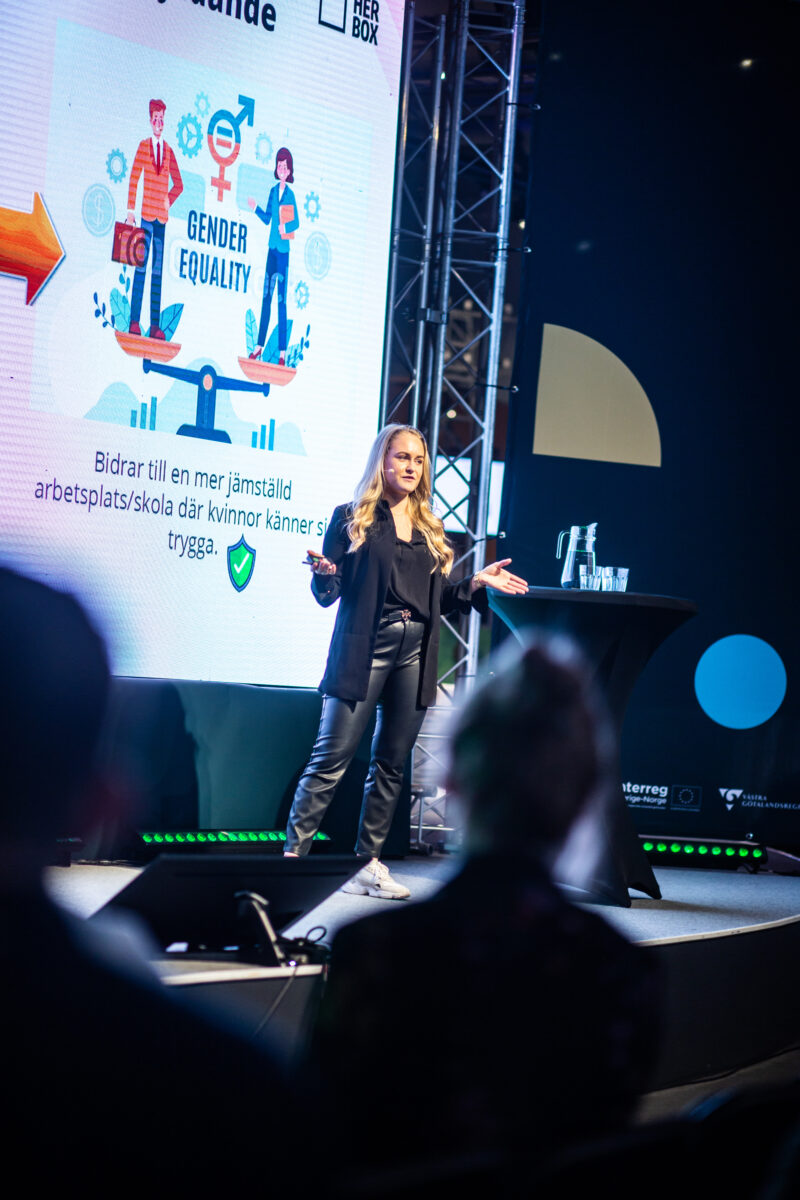 Herbox pitchar på scen