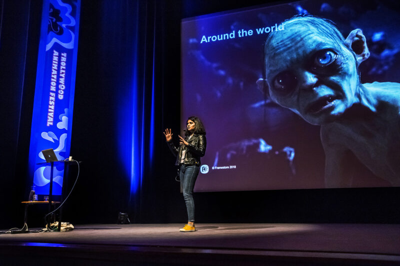 En person föreläser på Trollywood animation festival, med en bild på Gollum i bakgrunden.