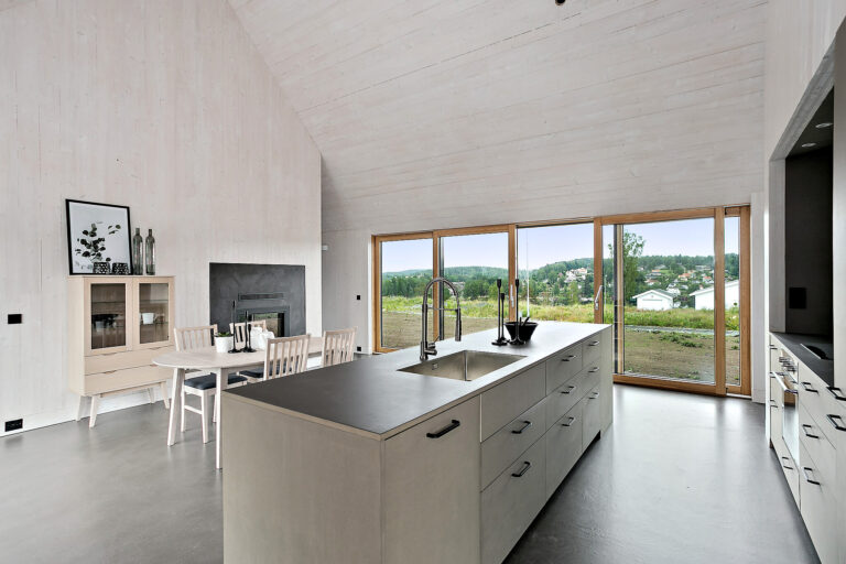 Interiörbild från en färdigställd Dalslandstuga 2.0, byggd av Fridh & Hell's Bygg.