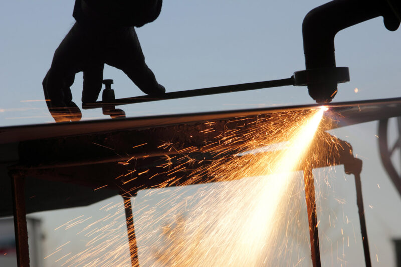 Svetslågor och hand i siluett