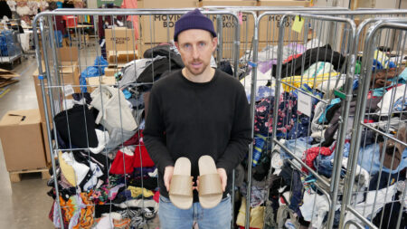 Entreprenören Chris Margretts visar upp ett par 3D-printade sandaler på plats i Wargön Innovations test- och demoanläggning.