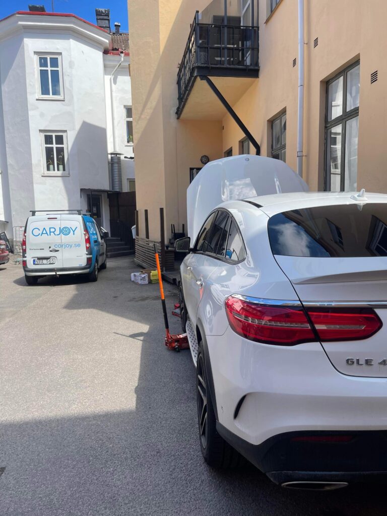 Bil servas av Carjoys mobila fordonstekniker Carjoy hakar på en internationell trend, men utan att vara knuten till ett specifikt bilmärke – en allbilverkstad på hjul – vilket Simon spår snart kan bli det nya normala.