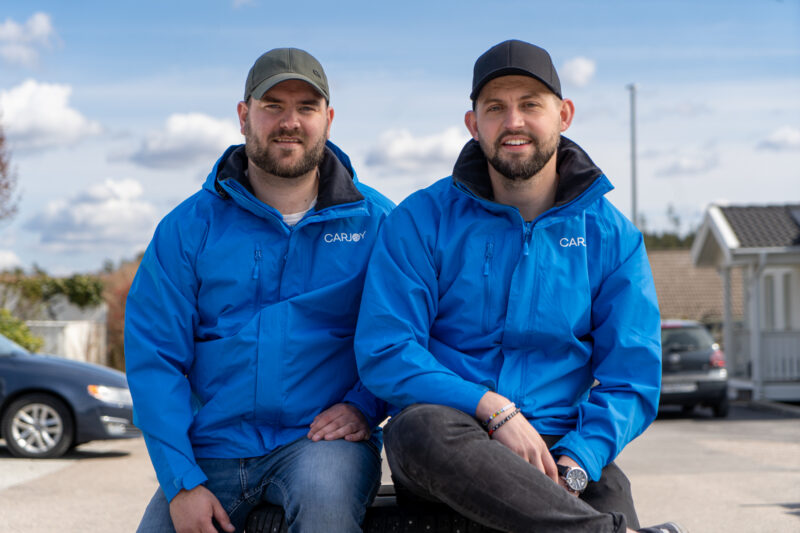 Carjoys medgrundare Jonas Aronsson (tv.) och Simon Ekstrand (th) Carjoy förändrar verkstadsbranschen och är först ut i Sverige med mobila fordonstekniker