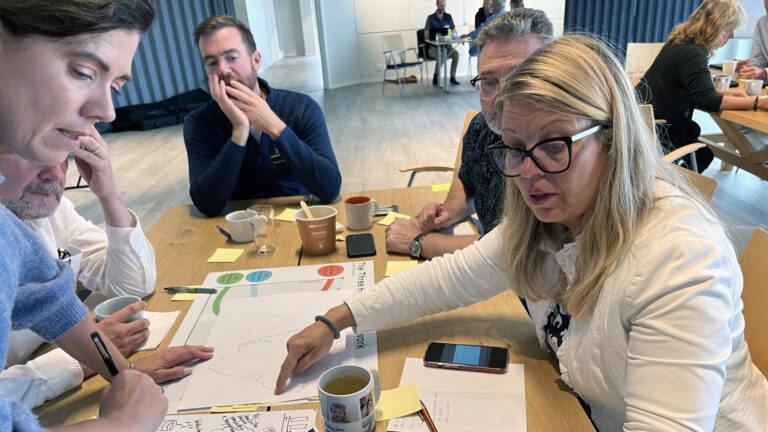 Deltagare arbetar med framtidsvisionen under Blue Vision Workshop som genomfördes på Renahavs anläggning i Kungshamn i september.