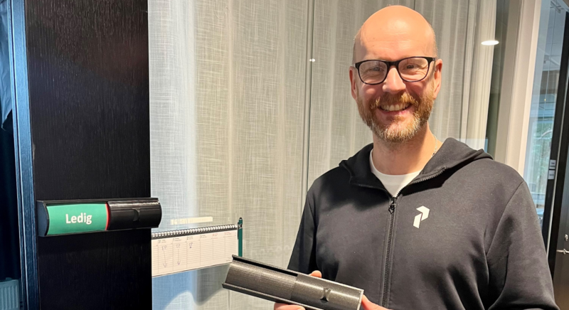 Vi saknade en bra skylt i vår studio. Då 3D-printade Jan en.