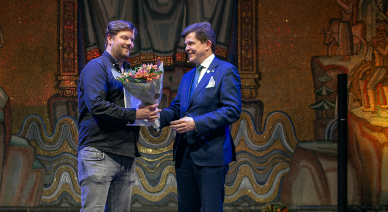 Björn Holmström tar emot SKAPA-priset från riksdagens talman Andreas Norlén vid prisceremonin i Blå Hallen den 9 november.