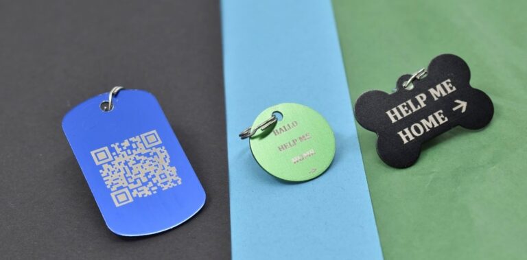 QR-home_ På taggarna finns det en personlig QR-kod inlasrad. Om en hundvalp exempelvis sprungit bort kan vem som helst scanna QR-koden med sin mobil och få upp kontaktinformation till ägaren. Ägaren väljer själv vilken info man vill registrera och taggarna är uppdateringsbara så att de kan återanvändas till flera olika saker under sin livstid.