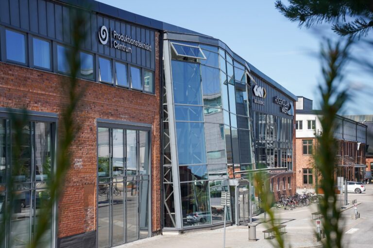 Produktionstekniskt Centrum i Trollhättan ligger på området Innovatum District, tvärs över gatan från Innovatum Science Parks lokaler.