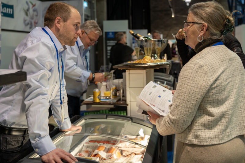 Nordic Seafood Summit 2024. Samtal över monterdisken.