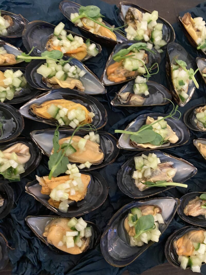 Musslor på ett serveringsfat