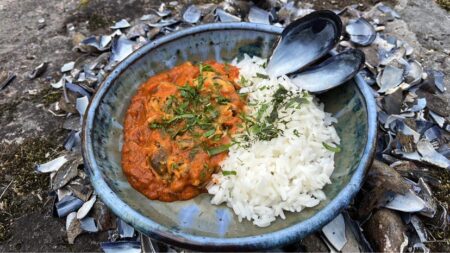 Picture of a plate with a dish made with mussels.