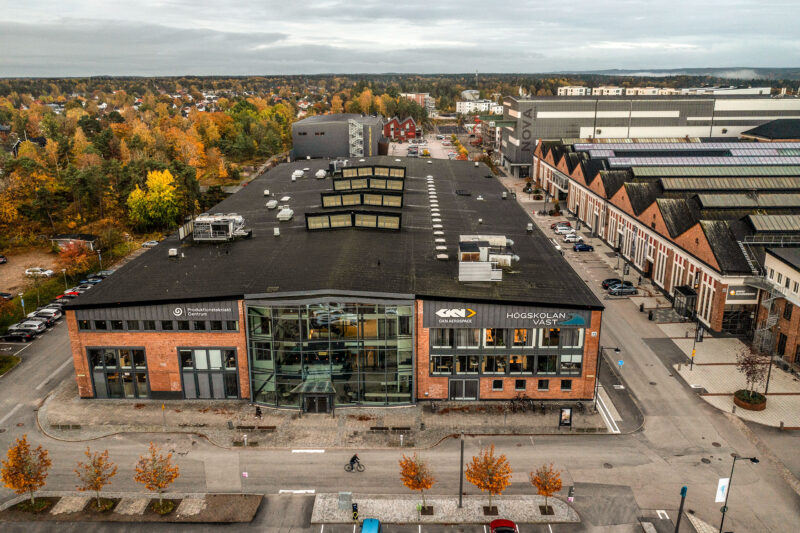 Produktionstekniskt Centrum i Trollhättan ligger tvärs över gatan. Foto: Joachim Nywall.