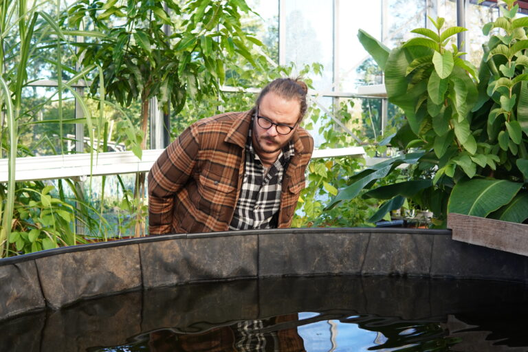 Pontus Wernby på Gröna klustret tittar närmare på Ödevatas fiskodling.