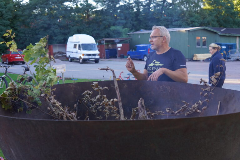 Magnus Axelsson, en av ägarna till Ödevata håller i workshop om hur biokol kan produceras.