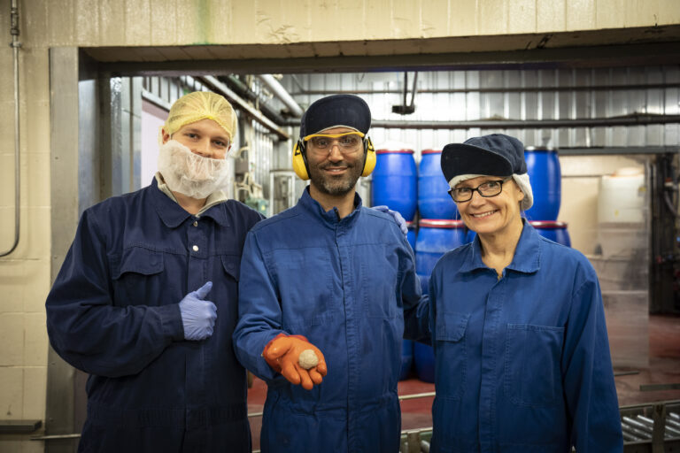 I testmiljön har olika aktörer prövat metoder för att ta vara på mer av fiskråvaran. På bilden syns delar av teamet bakom en sådan metod: Oliver Östensen samt grundarna Mehdi Abdollahi och Ingrid Undeland.