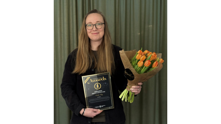 Medgrundaren och vd:n Sofia Svärdh tar emot blommor och diplom.