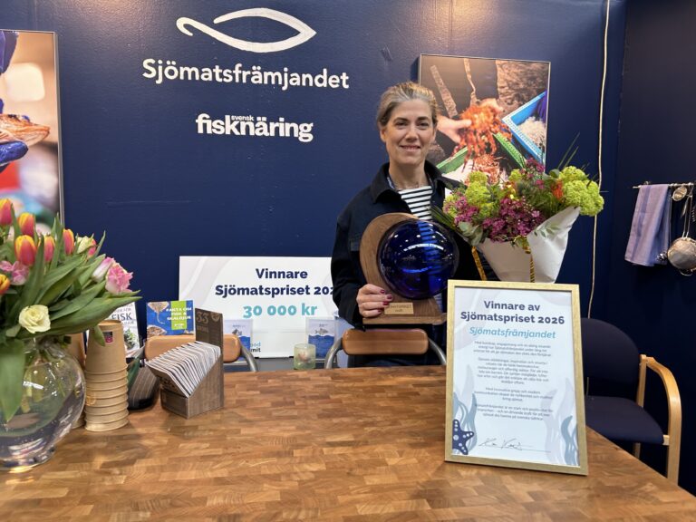 Linda Frithiof with the seafood award at this year's Nordic Seafood Summit.