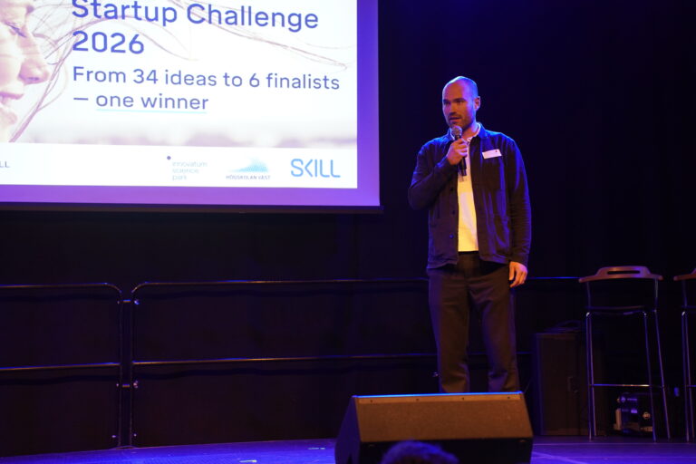 Christian Andersson-Gran från Skill delar ut priset under Startup Investment Night 21 maj.